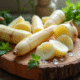 Racines de jicama fraîches tranchées sur une planche en bois