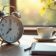 Montre analogique moderne indiquant 2 heures sur un bureau en bois
