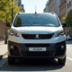 Voiture Peugeot Rifter 2024 en ville en plein jour
