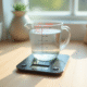 Verre mesure d'eau sur balance digitale lumineuse